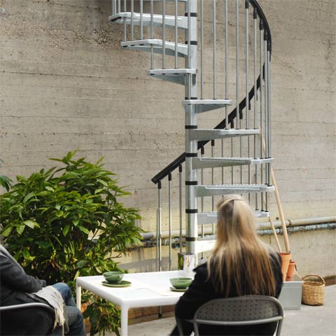 屋外用スパイラル階段「CIVIKZINK」。亜鉛めっき加工が特徴的なスパイラル階段。