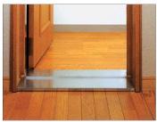 ドアの下枠には戸当たり部分をなくし、つまづきにくい設計を採用。専用枠付で壁厚70～365mmまで対応。