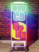 プリピカRはデザインにより使用LED数が異なるため、デザインごとに本体価格が異なる。価格については問い合わせのこと。