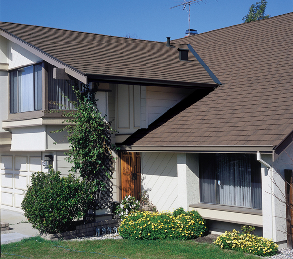 カラーバリエーション：ウェザードティンバー 年月で風化した木という意味の「ウェザードティンバー」色はブレンディングしたストーンにチャコールのフラッシングラインでアクセントをつけている。