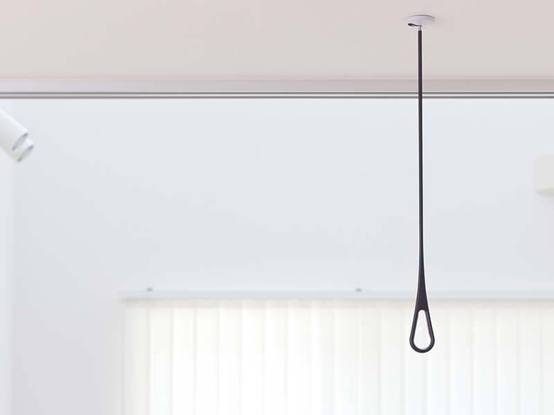 シンプルなデザイン性の高い室内物干。天井の高さや使用者の身長に合わせてポールの長さを3種類梱包している。インテリアデザインに合わせて選ぶことができる。ベースの厚みは1.4cmですっきりとしたデザイン。