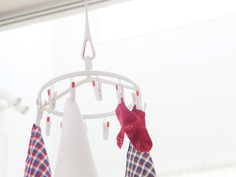 室内干しアイテムとして機能的に使うことはもちろん、天井空間を演出する時のアイテムとしても活用できる。設置スペースは少なく、使わない時は簡単に外すこともできる。