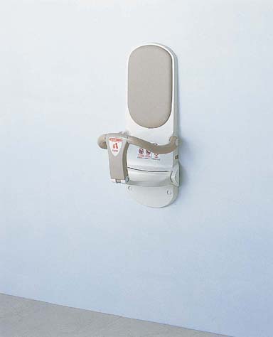 脚なしで掃除がしやすい壁固定タイプ、Combi ベビーキープ・スリムW62 コーナーにも平面にも設置可能(Combi コーナー金具W31別売） ※コンクリート壁、または補強壁(鉄板他）専用