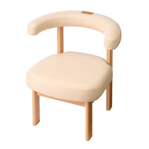 疲れにくい授乳専用いす。
ひざが自然に少し高くなる座面高さで、赤ちゃんがずり落ちにくい設計。