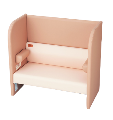 ハイバックでプライベート感がある授乳ソファ。視線を遮り、半個室空間を作り出す。使用中とわかるよう使用者の頭が見えるハイバック高さ。