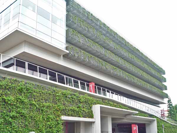 壁面内部に多段でプランターを設置し、早期の緑化を可能に。