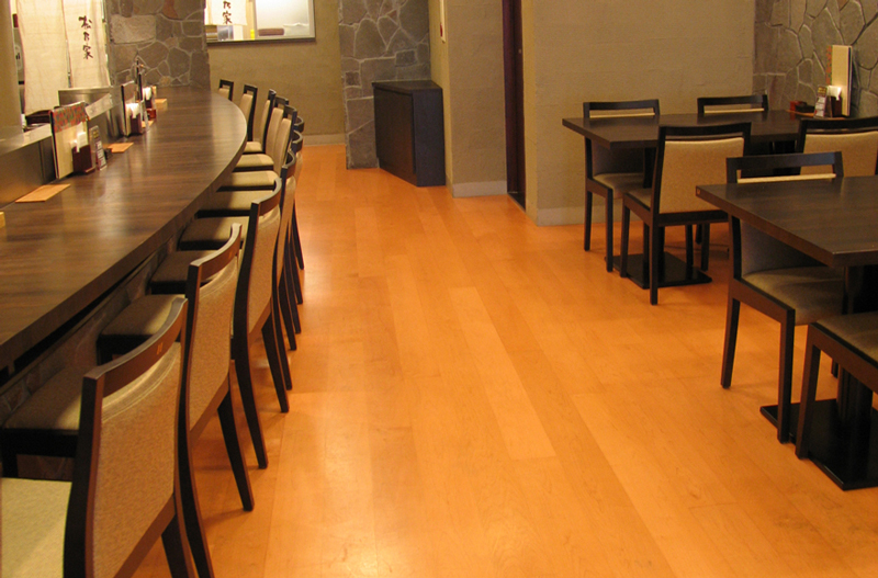 樹種：ハードメープル　カラー：レディッシュ　仕上げ：UVウレタン　サイズ：T13.5×W136×Ｌ1820（mm）