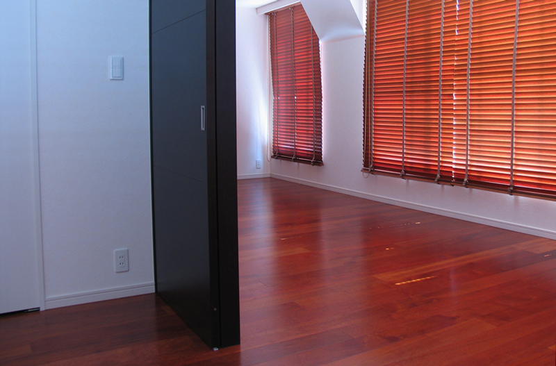 樹種：メルバウ　カラー：クリア　仕上げ：UVウレタン　サイズ：T13.5×W136×Ｌ1820（mm）