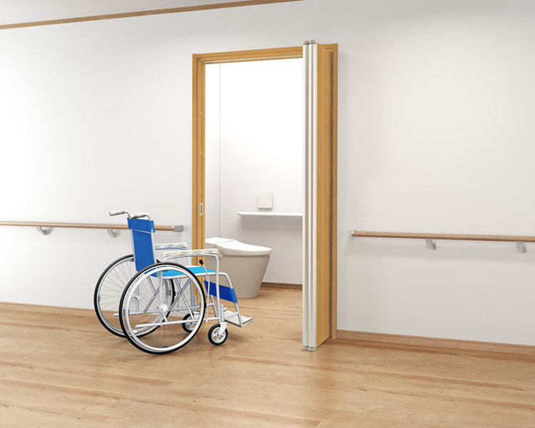 廊下側から軽い力で押して開けることができるので、車いす使用者、高齢者にやさしい。