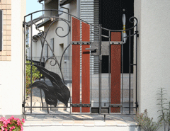 ・オリエンタル アイアンの黒とウリンの茶をうまくマッチさせて、オリエンタルな雰囲気を演出。大きな門扉も設計可能。