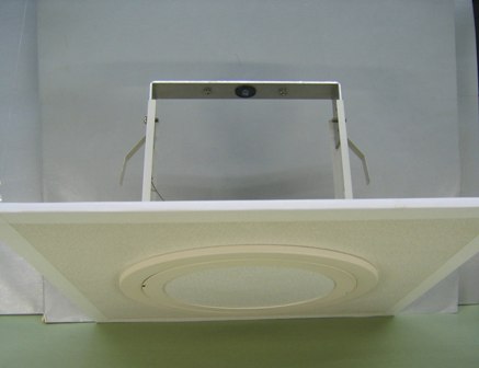 ジョイント点検口のJ・BOXなし 蓋を開け、電線の誤結線や接続不良の接続替工事ができるため、天井仕上げ材を壊すこともない。