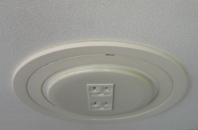 シーリングユニットの天井取り付け完了。 コンセントは市販製品を使用のこと。