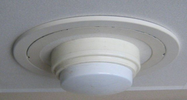 シーリングユニットの天井取り付け完了。 火災感知器は市販製品を使用のこと。