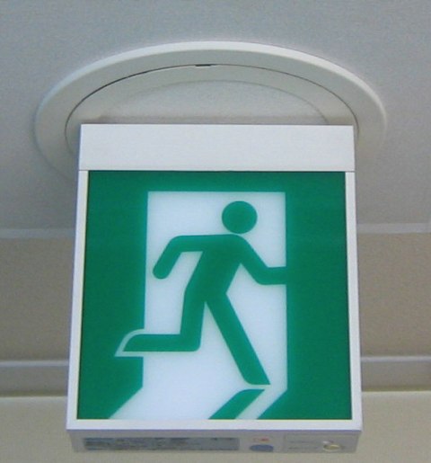 シーリングユニットの天井取り付け完了。 誘導灯（避難口）は市販製品を使用のこと。