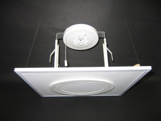 天井裏火災警報器金具に火災警報器取り付け 火災警報器は市販製品を使用のこと