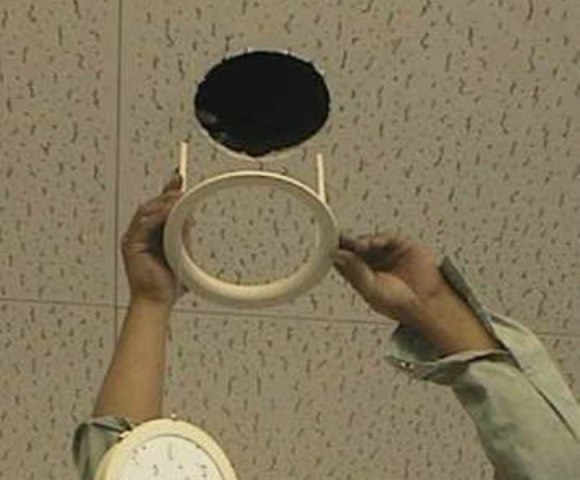 天井取り付け。 ゴキブリ用シーリングホールは、天井に体裁良く違和感なく簡単に取り付けできる。 