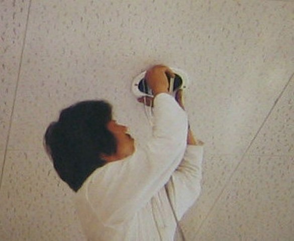 天井にシーリングホール取り付け。 □配線を室内から天井裏配線ができ、露出配線にならず建物のイメージを損なうことなく、仕上げも良く体裁も良い。工期の短縮、工費の低減、作業が安全にできる。