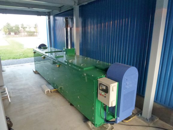 駆除シカの分解処理装置
バイオトイレの技術を応用した、埋める・燃やす以外の駆除動物の新しい処理方法である。
実験の結果、約80kgのシカは投入後約2週間で、頭や足などの太い骨を残して分解された。