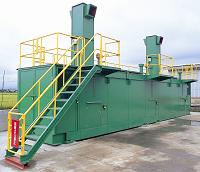 大型し尿処理装置S-2400 家畜用バイオトイレ（1日約1トン処理） バキュームカーで吸い取った「し尿」を処理することが可能。移動可能な最大寸法も特長。