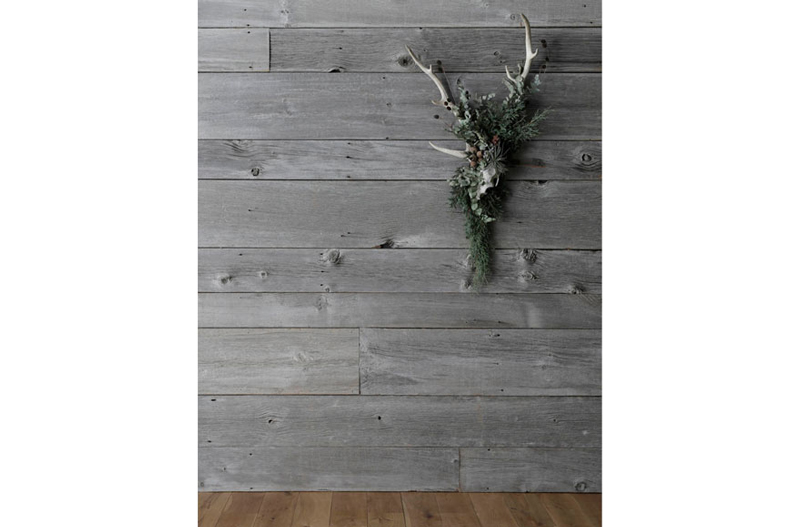 バーンボードの表面は、深くエッヂングされた荒々しい風合いが特徴。