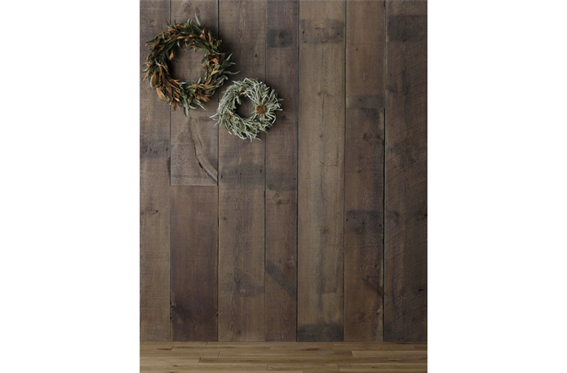 バーンボードの裏面（屋内側）は、ブラウンの古色が美しい風合い。※写真はミディアムブラウンワックス仕上げ