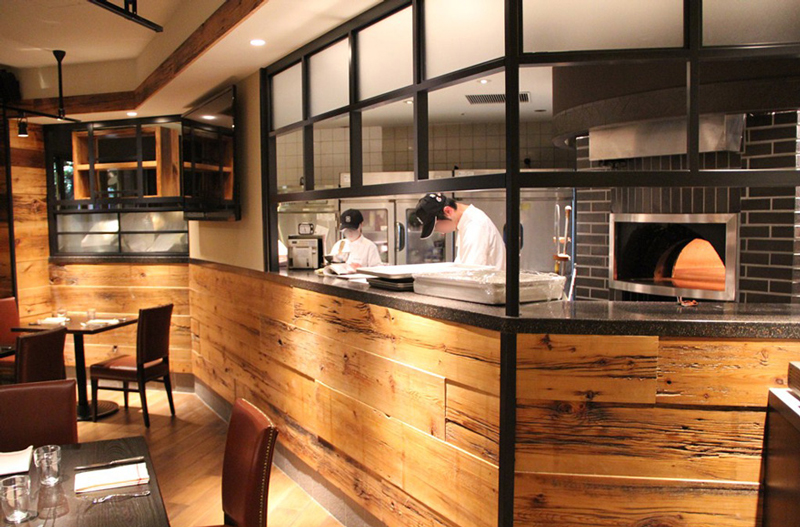 バーンボードの表面を浅くプレーナーで削ると、新しい風合いが生まれる。