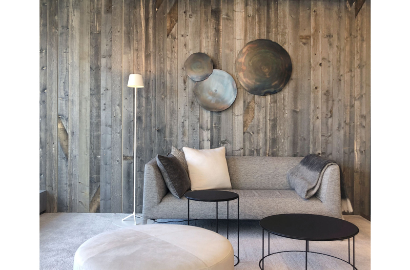 グレイウッドは、一定条件の環境で使用されていたものであるため色合い、コンディションは一貫したものの提供が可能。素材は主にポンデロッサパインまたはロッジポールパイン。