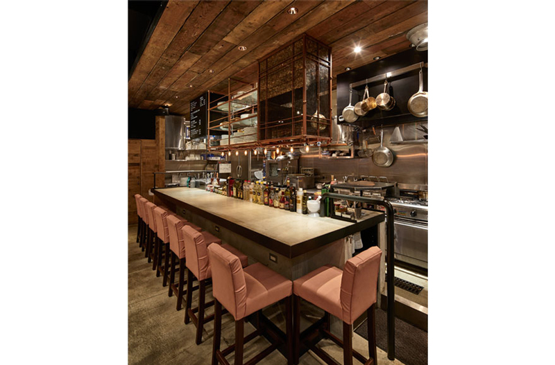 オールドグロウス（樹齢の古い）丸太から製材されたオールドボードは厚みが2インチの古材。壁面・天井用に厚みを割いたハーフ材も用意。