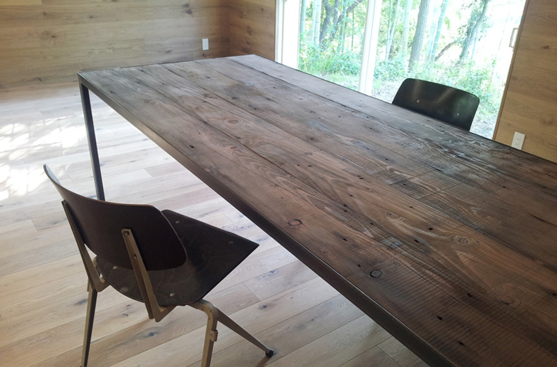 オールドボードを使用したオーダー家具製作も可能。