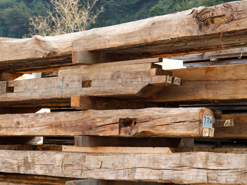 農家や納屋の梁や柱に使われていたハンドヒューンビームの表面には、人々の暮らし感じる、釘穴・ほぞ穴、割れなどが見られる。