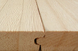 桐屋の製品は、桐に適した独自の実(さね)加工を採用。 乾燥しても実部分で調整するため、隙間がほとんどできない高品質の施工が可能。 季節を問わず施工しやすい。