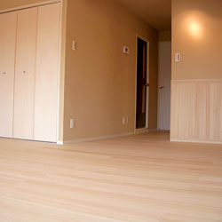 桐の特長 ［断熱性］夏はベタつかず、冬は暖かくひんやりしないため年中快適 ［クッション性］足腰に負担をかけないため、乳幼児から高齢者、ペットにも優しい素材 ［省エネ］優れた保温力で冷暖房効率の高い素材。