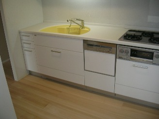 ［キッチン事例］ 桐は耐水性や抗菌性があるため、水廻りにも適している。 クッション効果により、長時間の立ち仕事での足腰の負担を軽減。