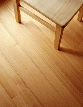 うづくりとは、木材の柔らかい部分を磨きながら削ぎ落し、木目を美しく見せる仕上げのこと。 手間がかかるため価格は割高だが、滑りにくくなる利点もあり高齢者や乳幼児、ペットのいる家庭にも適している。