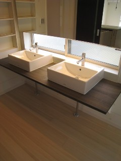 耐水性や抗菌性のある桐材は、洗面脱衣室にも適している。 うづくり仕上げなら、入浴後も滑りにくく安心。 触感が温かいので、冬場の着脱時にもひんやりしにくい。