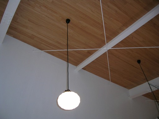 乱尺は、縦方向にも継ぎ目があることで割安となっている商品。天井やクローゼット内部など、見た目を重視しない場所での利用にも適している。