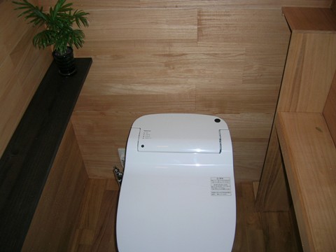 桐には、耐水性や抗菌性の他に脱臭作用もあるため、トイレでの利用にも適している。ぬくもりのある触感で、冬場の温度差を軽減してくれる。