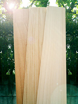 桐屋の商品は100％柾目のみの高級材料を使用。 目が美しく、伸縮が起こりにくいため安定した寸法が実現可能。