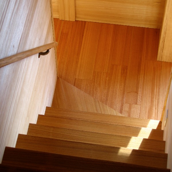 ［桐踏板］うづくり・塗装品 厚み×幅×長さ：40×240×910mm 税込設計価格：9,450円/本(送料別)