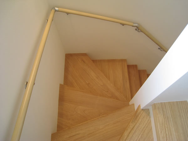 ［桐手すり］うづくり・塗装品 厚み×幅×長さ：35×1818mm 税込設計価格：3,360円/本(送料別)