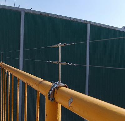 φ32mm以上の手すりやパイプ状部にしっかり安定した設置が可能。