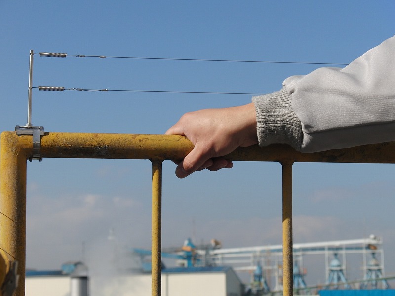 設置後も手すりの機能を損なわず掴むことができる。