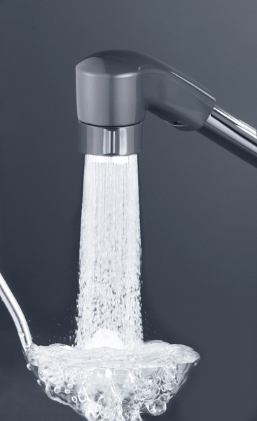 水ハネの少ないNSFシャワー搭載