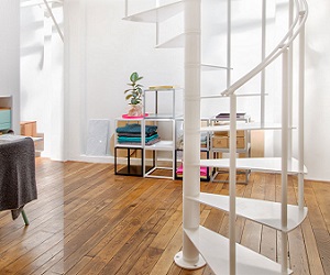 極シンプルなSLIMシリーズ。 薄い踏板と流れる手すりが美しい螺旋階段。