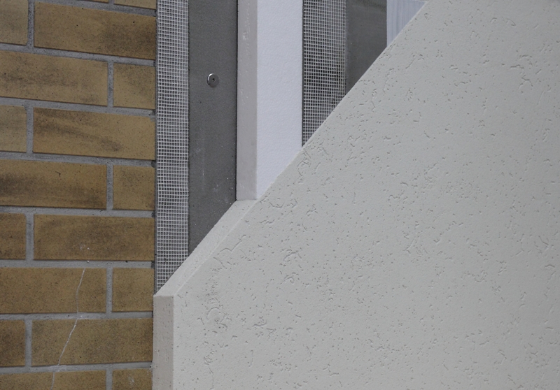 ［改修にも対応］ 外断熱に外壁剥落防止機能を組み合わせた「エクセルピンネット外断熱工法」は、建物の長期的な安全性の確保と省エネ効果を同時に得ることができる。17,600円/m2（材工共・仕上げ込み、役物別途）