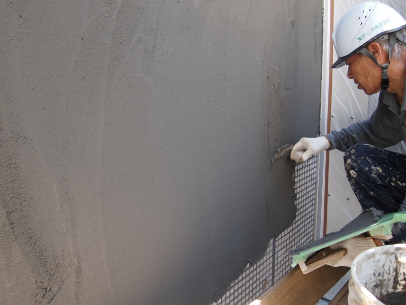 ガラスメッシュ伏せ込み 洗浄・下地調整後、カチオンモルタルを塗り付け、ガラスメッシュを鏝で揉み込みながら伏せ込む。