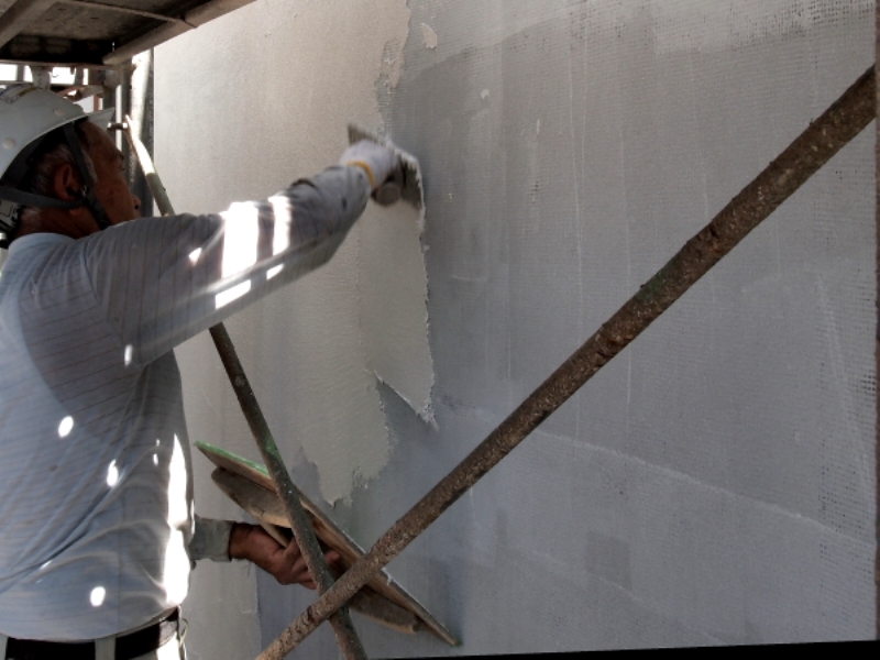 フィニッシュコート施工 EPS断熱材表面にベースコート（専用樹脂モルタル）およびガラスメッシュを張り付け、平滑に伏せ込みむ。仕上げにフィッシュコートを塗り付けテクスチャーを付ける。