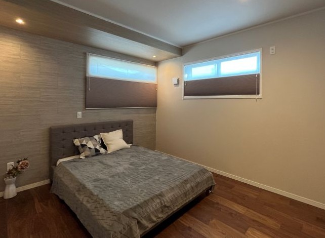 ［ツインコードタイプ］レース付き
断熱生地の上げ下げによって上部にあるレース生地と切り替えができるタイプ。光の入れ方を自由に変化させながら、プライバシーを守ることが可能。