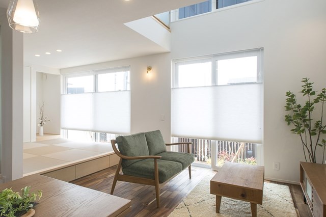 ［上下コードタイプ］
上からも下からも開閉できるタイプ。日射を入れながら室内のプライバシーを守ることも可能。