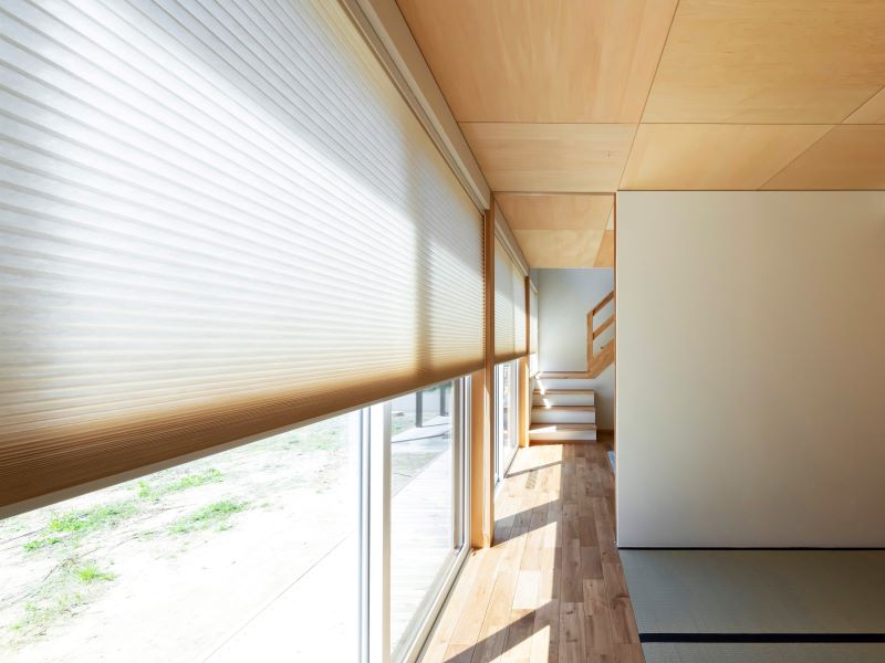 ［ループコードタイプ］
ループ状の操作コードを回し開閉できるタイプ。大きな窓や高窓用に適している。開閉時のコードの長さも一定なので操作性が良い。